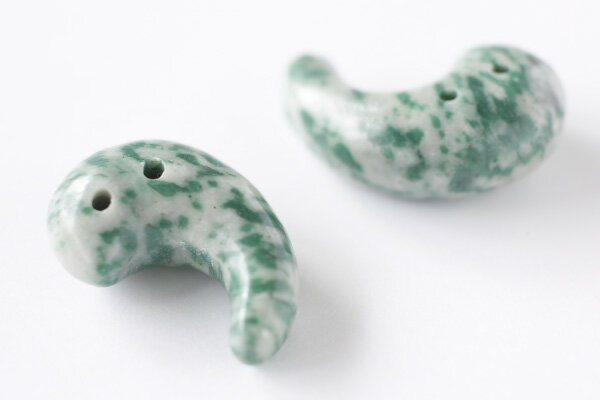 青海石 勾玉ボタン 長さ 約30mm 最大厚み 約12mm 最小厚み 約8mm 通し穴直径 約2mmメール便対応[パーツ ボタン]