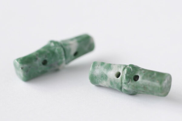 青海石 竹型ボタン 長さ 約31mm 端厚み 約9mm 節部厚み 約11mm 通し穴直径 約2mmメール便対応[パーツ ボタン]