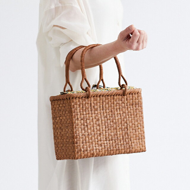 【5月スペシャルセレクト】やまぶどう籠(二番皮/市松編み/ボックス型/中サイズ/リバーシブルのふた/ふた用クリップ/柿渋染内布・ポケット)(約)幅25×マチ13.5×本体高さ20cm(約)480g[かごバッグ 山葡萄 エンブロイダリーレース ミモザ ecu]のサムネイル