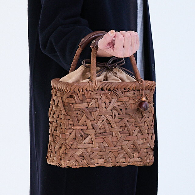 【福袋 第二弾】やまぶどう籠(節入りひご/みだれ編み/角型/小サイズ/コットンフランネル巾着袋/ヘリボーン/キャラメル色/ハンドルカバー/とちの実チャーム)(約)幅25.5×マチ9.5×本体高さ21cm(約)580g[かごバッグ 山葡萄 山ブドウ]