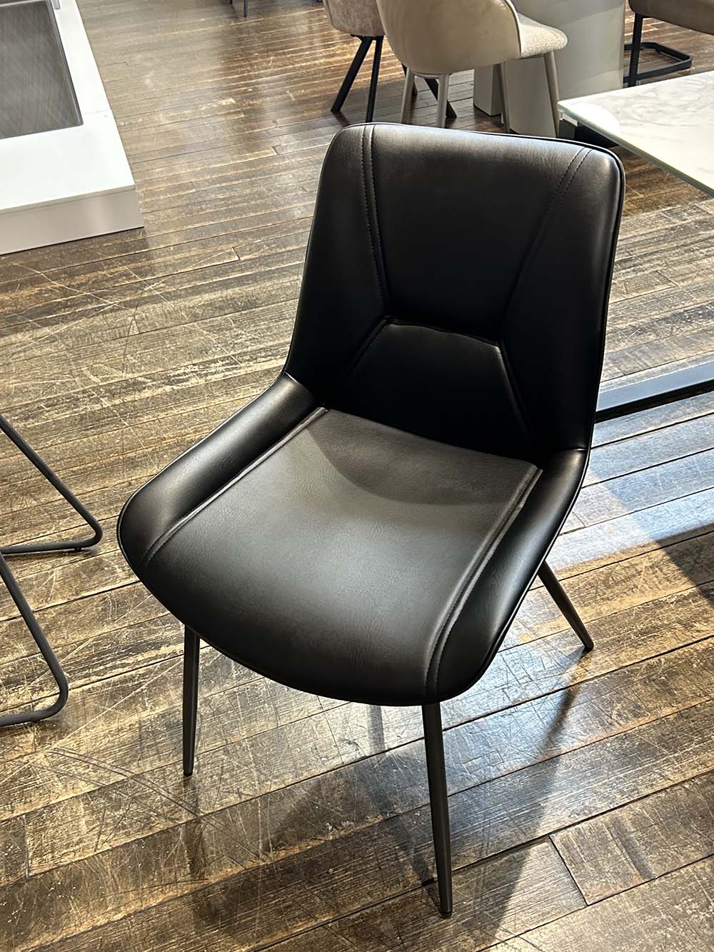 【0の付く日限定15％offクーポン】 ダイニングチェア 4脚セット 椅子 イス 1人掛け 肘掛け無し 背もたれ 北欧モダン風 選べる ファブリック PVCレザー 通気性 ツヤ さらさら 1年中快適 ブラック脚 優しくフィット 軽い 持ち運びラクラク グレー ブラック ベージュ 滑らか 曲