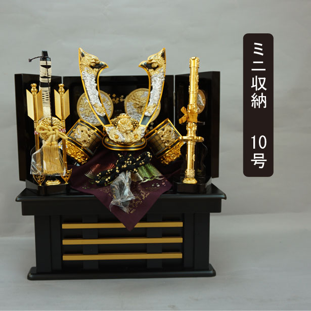 えっ!?【P最大47倍&お得クーポン】 五月人形 五月飾り 端午の節句 兜飾り コンパクト収納飾り 飾台 弓太刀付 10号 中鍬形兜セット 「J1083」龍玉 ...