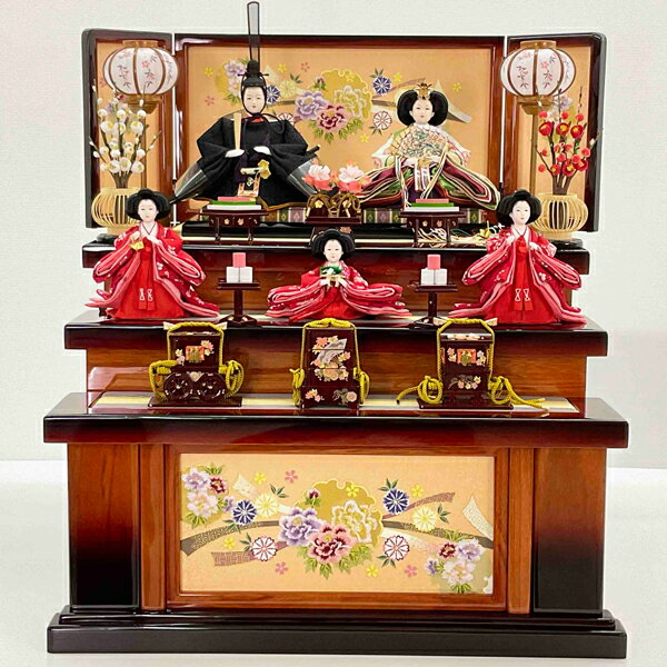 ◆◇◆送料無料◆◇◆ 三月三日は、お生まれになった女の子が 美しく健やかに成長するようにとの 願いを込めた日本の美しい行事の一つです。 「収納飾り」 飾り台の中にお人形や道具類を収納することができます。 飾り付け・片づけが簡単で保管にも困りません。 収納箱本体と屏風の絵柄の2つを楽しむことができます。 華やかな印象を持ちながら便利に飾れる雛人形セットです。 美しく楽しいお祝いの席に厳選された雛人形をお飾り下さい。 ◆商品名：収納3段飾り 5人セット 「王朝塗 SB163」 ◆飾りサイズ(約)：間口60cm×奥行64cm×高さ68cm 〈セット内容〉 ◆人形：親王、官女 ◆雪洞：コードレス、電池式 ◆屏風 ◆紅白梅 ◆小物 ※着物の柄や道具等のデザインが変更になる場合がございます。 ※WEB上では、実際の商品と色・素材の &emsp;見え方が多少異なる場合がございます。 ※商品のお届けは1週間から2週間程掛かる場合がございます。 ※北海道、沖縄、離島は別途送料が発生しますのでご了承下さい。 ※別途料金はお買い物かごには反映されませんので、 &emsp;ご注文確認後にご連絡させていただきます。 ※季節商品の為在庫の変動が激しく、 &emsp;ご注文後に完売となる場合がございます。 &emsp;その際はご連絡させていただきますのでご了承ください。