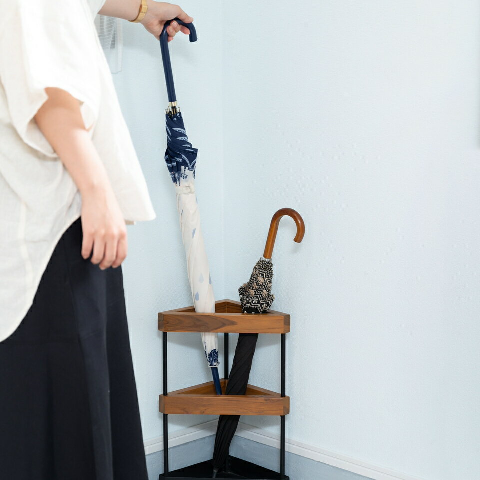【大決算SALE開催中】傘立て 傘立て スリム おしゃれ スチール 天然木 木製 ブラック ブラウン 三角形 トライアングル シンプル モダン 傘置き 収納 アンブレラスタンド アイアン コンパクト デッドスペース 温かみ チーク アイアン 場所 デッド [3]