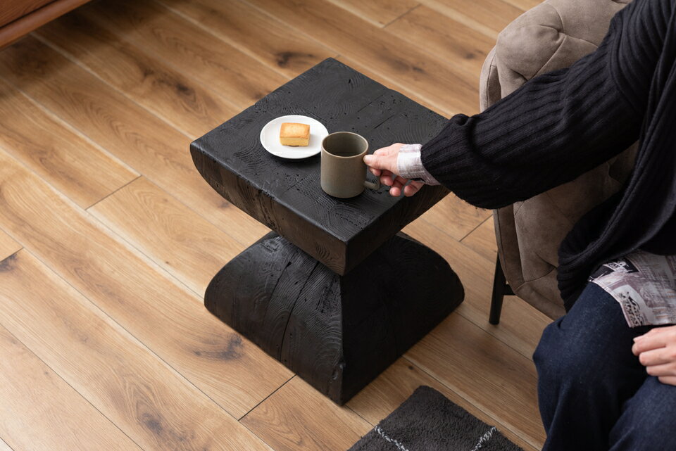 サイドテーブル スツール ディスプレイ 棚 古材 パイン 黒 ブラック インダストリアル シンプル モダン おしゃれ 木製 天然木 シック ナイトテーブル 椅子 ミニテーブル 花台 美し バランス インテリア 独特 上質 上面 裏面 [3]