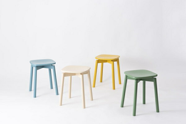 スツール 椅子 イス いす 木製 天然木 コンパクト ブルー 青 サイドテーブル ディスプレイ 玄関 デスク シンプル ダイニング かわいい ラッカー塗装 軽量 おしゃれ 日常 ポップ なだらか 曲線 温かみ かわいらしい 部屋 アクセント