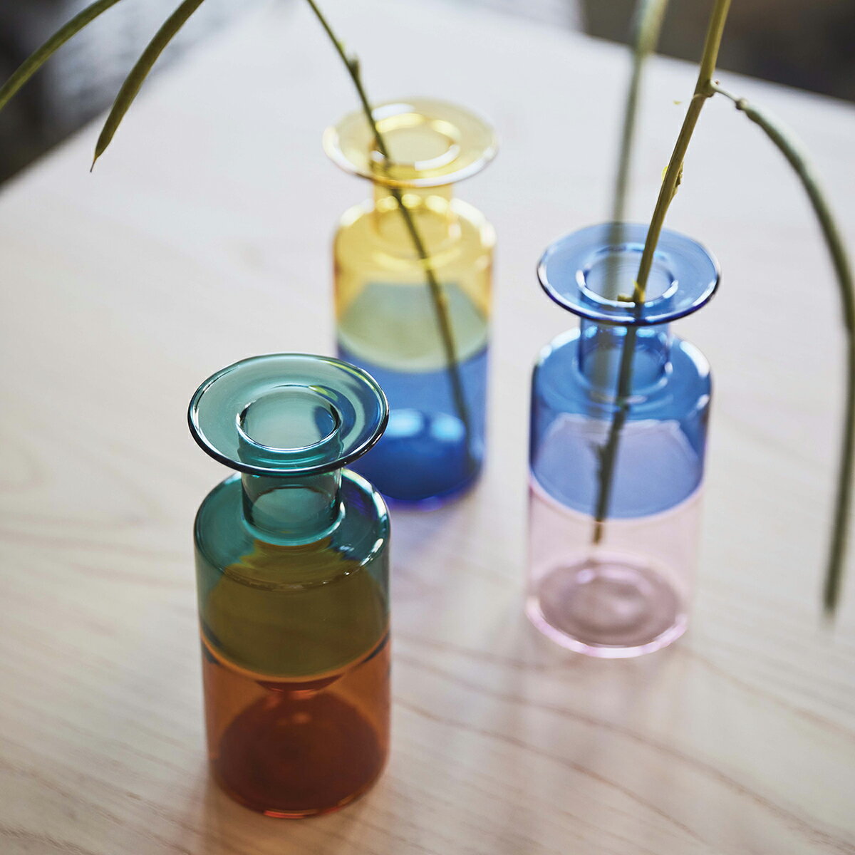 ガラスベース シンプル 落ち着いた フラワーベース ガラス デザイン インテリア ドライフラワー オブジェ 役割