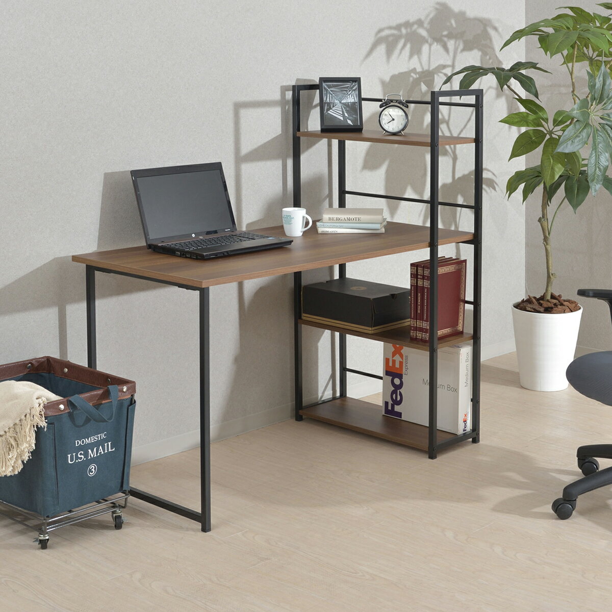 ■デスク ブラック アイアン ブラウン 木目 収納■商品説明ブラックアイアン×ブラウンの木目のカッコイイデザイン。3段の棚付きで、さっと手の届く位置にいろいろ収納しておけるのも魅力です。棚は左右、どちらにももってこれる仕様です。■サイズ(約...