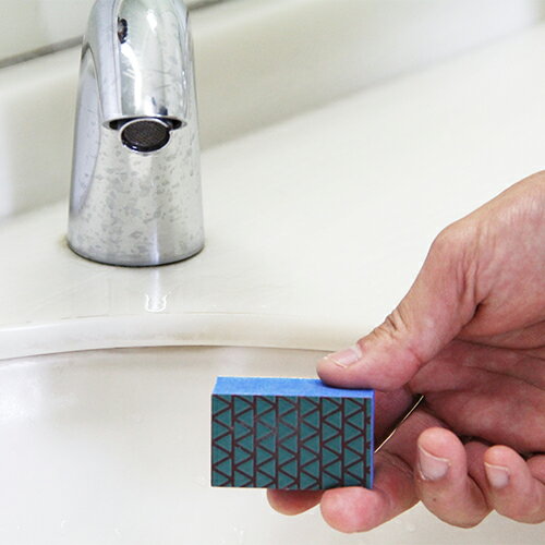 強力汚れ落しブロック SK11 エイセイトウキヨウ 業務用としても使われているダイヤモンド砥粒を使用しているので、水をかけてこするだけです。衛生陶器用の汚れ落とし。 BFJ1034584