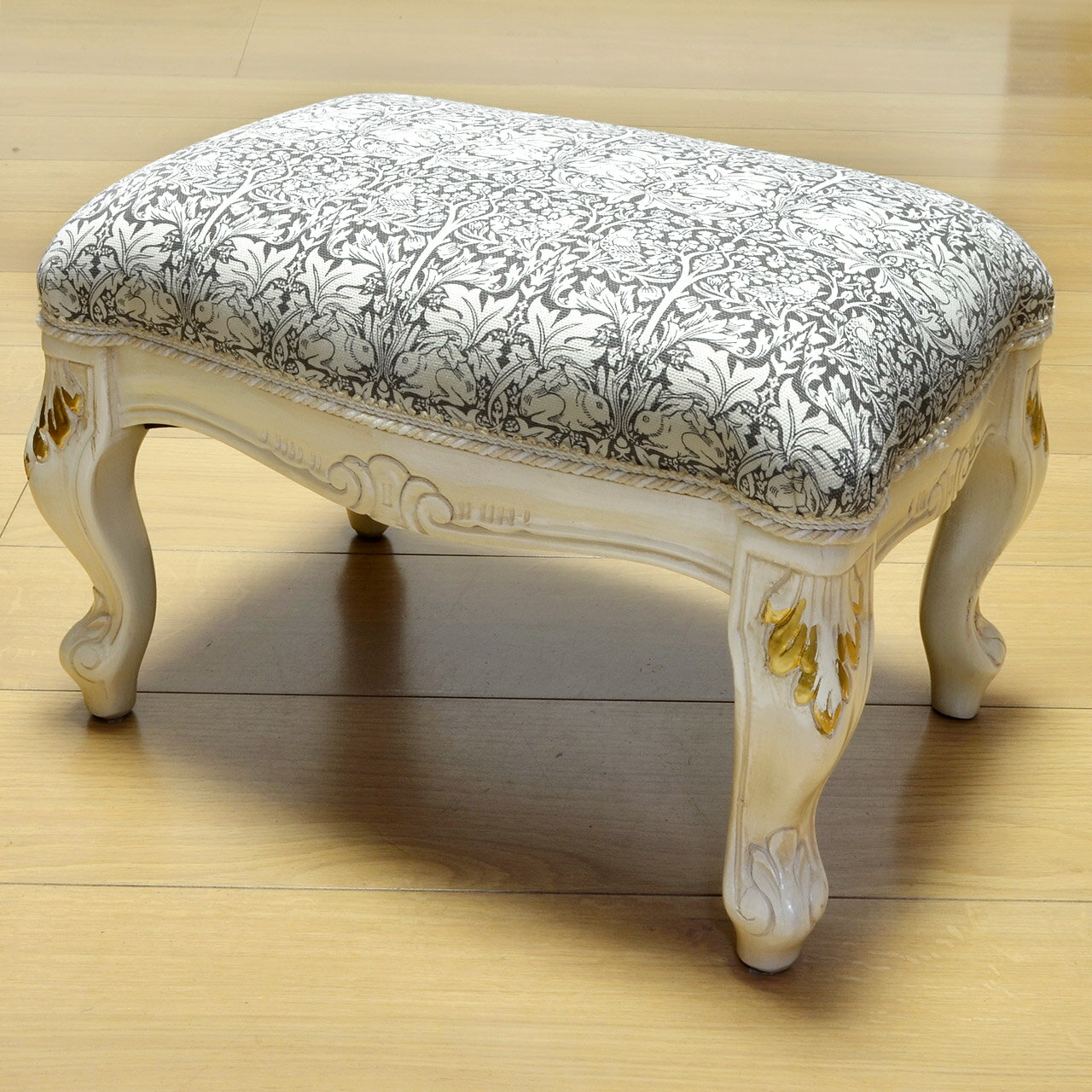 【送料無料】 ホワイト フットスツール ブラザーラビット柄 fabric by best of morris イタリア製 オットマン 天然木フレーム 輸入家具 チェア 家具 ロココ調 クラシック家具