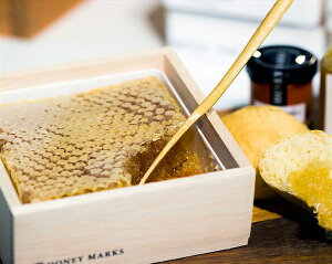 HONEY MARKS（ハニーマークス）コムハニー ギフトボックススパチュラ付き　（340g） はちみつ ハチミツ 蜂蜜 巣蜜 ハチの巣 蜂の巣 巣はちみつ ホットケーキ デザート スイーツ ビタミン ミネラル お料理 クッキン