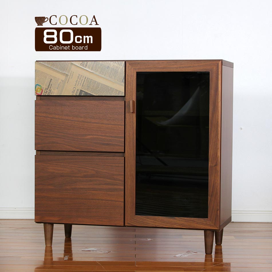サイズ全体サイズ：横幅80cm×奥行34cm×高さ80cm(脚高さ10cm)引き出し内寸1段目：横幅32cm×奥行26.5cm×高さ7.5cm2段目：横幅32cm×奥行26.5cm×高さ13.5cm3段目：横幅32cm×奥行26.5cm×高さ15.5cm右フリースペース内寸：横幅37cm×奥行30cm×高さ65cm材質天板：ウォールナット突板側面プリント戸枠ウォールナット無垢材生産国日本国産仕様完成品※脚と取っ手のみお客様お取り付け送料につきまして送料無料※離島はご注文を承れません。※一部配送地域で中継料などが発生し、別途追加送料をお願いする場合がございます。予めご了承ください。 梱包個口数と梱包サイズダンボール1個口でのお届け。【梱包サイズ】幅83cm×奥行38cm×高さ71cm【梱包重量】約27kgキャビネット サイドキャビネット 完成品 80cm幅 ウォールナット 可動棚 ガラスキャビネット ガラス コード穴 引き出し 扉付き 収納 キャビネット収納 本棚 本収納 スライドレール 木 木製 高級