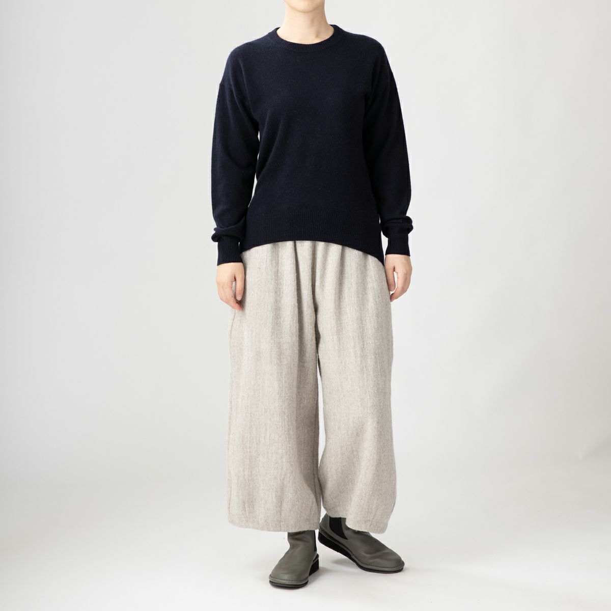 レディース シャツ ブラウス トップス 長袖 アウターシャツ 春秋 縦ストライプ モノクローム モード系 シャツ襟 長め丈 シック カジュアル スタイリッシュ ゆったりめ