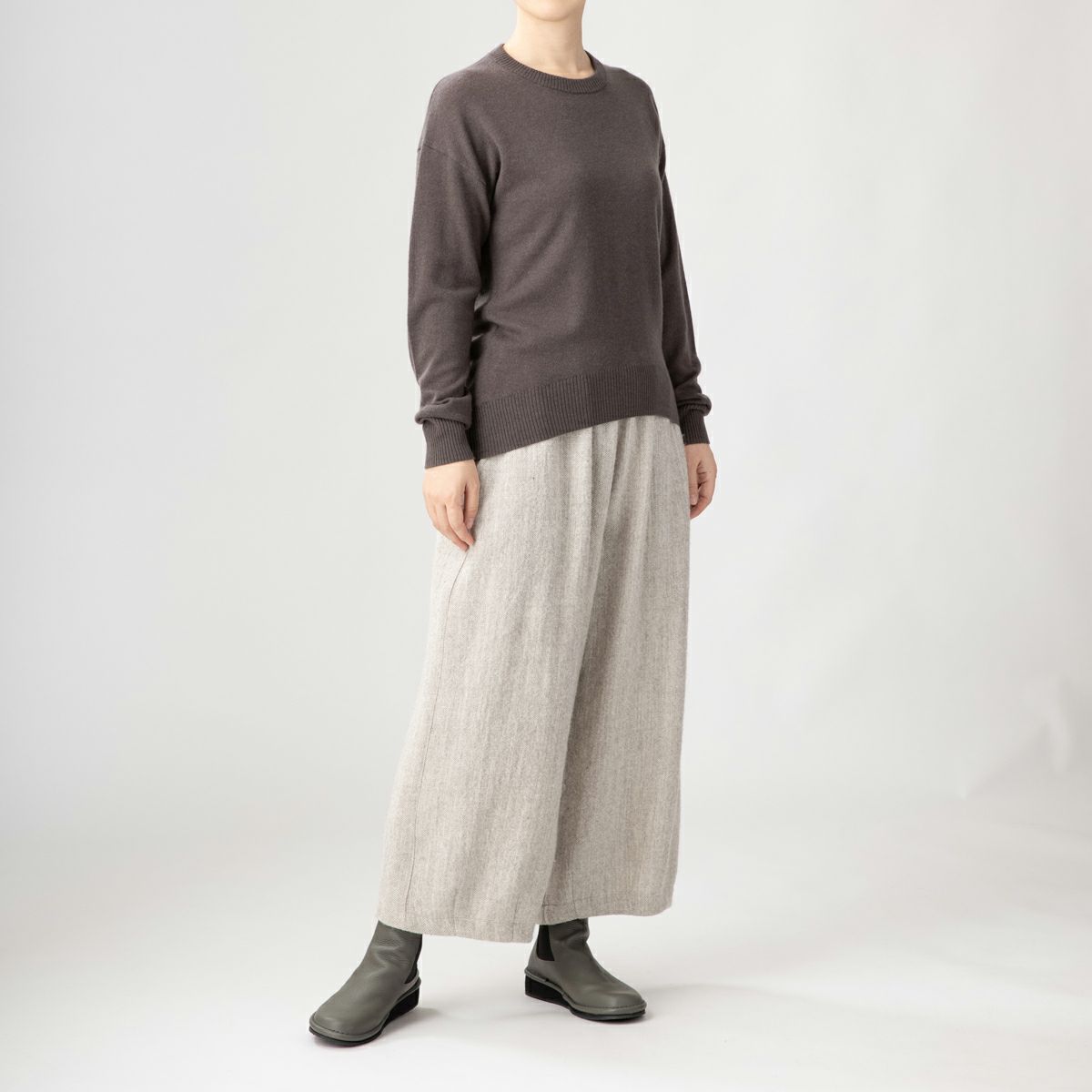 レディース シャツ ブラウス トップス 長袖 アウターシャツ 春秋 縦ストライプ モノクローム モード系 シャツ襟 長め丈 シック カジュアル スタイリッシュ ゆったりめ