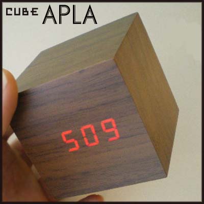 （ お買い物マラソン ）置き時計 CUBE キューブ 木目 手のひらサイズ 音に反応 クロック 時計 デジタル LED ブラウンウッド 個性的 インテリア おしゃれ （アウトレット品） アラーム ギフト プレゼント レクタング スクエア アプラ