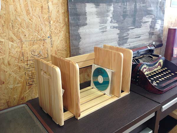 (セール クーポン割)ブックスタンド 本立て(スライド式)完成品 本棚 スライドおしゃれ 伸縮 木製(本立て)スライド 本立て スライド ラック ブックエンド ...