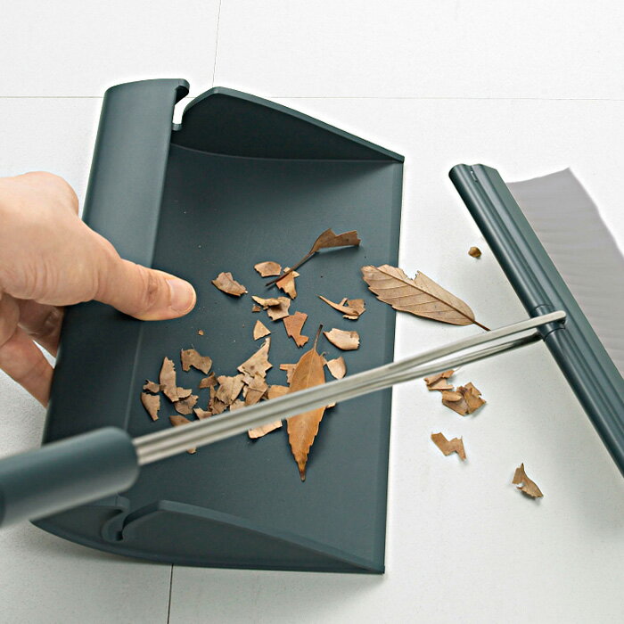 ほうきを取り出すと、収納ケースがちりとりに変身。ほうきの柄に付いているストッパーを外すと180度左右に角度を変えられ、自由度が高いのが特徴です。家具の隙間やベランダの角などもキレイに掃けます。