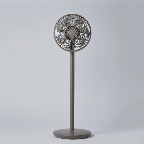 必要機能に絞ったコンパクトモデル ◆ハイポジション(101.5cm)で扇風機。ローポジション(66.5cm)でサーキュレーターとしても。 　用途によって高さを大きく変えられるコンパクトなファンです。 ※専用ショートスタンドは付属しておりません。別売り品となります。 ◆airy fanは、ブラシレスDCモータをはじめ最新の技術で自然の風を届けます。 ◆2つの操作スタイルでストレスフリーを実現。 　リモコンで3段階の風量調整が可能。 　スマホアプリならどこからでも操作ができ、さらに風量を10段階で自在に操ることができます。 ◆3Dで全方位へ送風、むらなく風を送ります。 　やさしいそよ風から、お部屋全体を一気に循環されるパワフルな風まで、 　10段階の風量両性で自在にコントロール。 ◆左右はもちろん360度首振り機能でお部屋の空気を丁寧に動かします。 【付属品】リモコン・ACアダプター・取扱説明書 【モーター】BLDCモーター 【ハネ径・枚数】27cm・7枚ハネ 【タイマー】1～7時間 【風量調整】3段階＋自然風3段階(アプリは10段階) 【首振り左右】30°・60°・360°(全周) 【首振り上下】手動・無段階(下向き-5°～上向き・90°) 【高さ調整】2段階 【操作方法】本体ボタン・リモコン・アプリコントロール 【電源コード長さ】約1.8m 【サイズ】(約)幅320×奥行320×高さ665(1本支柱)・1015(2本支柱)mm 【質量】1本支柱：2.7kg／2本支柱：2.9kg ■画像はイメージです。また、商品の色は画面の見え方等により、実物とは異なる場合があります。 　また、仕様・外観は予告なしに変更することがありますのでご了承ください。 ■複数のサイズ、色が用意されている商品では、代表的な画像のみ掲載されている場合があります。 ■商品発送後のキャンセルは承っておりません。また、お客様のご都合によるキャンセルも承っておりません。 　ご注文内容等にお間違いがないかいま一度、ご確認頂けますようお願い致します。 ■商品の仕様やメーカー保証内容等、詳細につきましては、メーカーホームページや、 　メーカーカタログ等で必ずご確認の上、ご注文をお願いします。 ■ご注文前に、当店のパソコンサイト上の「ご注文前に要チェック！」で注意事項を必ずご確認ください。 ■メールが届かない等ございましたら当店までお知らせください。 詳しくは、メーカーホームページ等をご覧ください。 または、スイデンお客様相談窓口：0120-285-240 までお問い合わせください。ご注文に際しご確認いただく事項をご案内させていただいております。ご注文前にかならずご確認いただけますよう、よろしくお願いいたします。