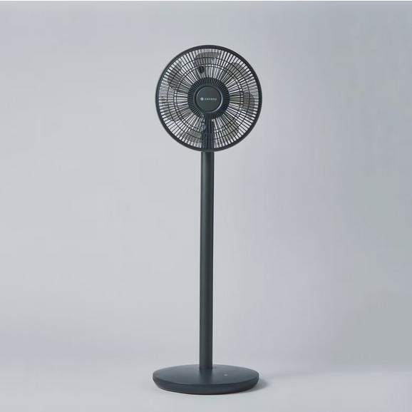 必要機能に絞ったコンパクトモデル ◆ハイポジション(101.5cm)で扇風機。ローポジション(66.5cm)でサーキュレーターとしても。 　用途によって高さを大きく変えられるコンパクトなファンです。 ※専用ショートスタンドは付属しておりません。別売り品となります。 ◆airy fanは、ブラシレスDCモータをはじめ最新の技術で自然の風を届けます。 ◆2つの操作スタイルでストレスフリーを実現。 　リモコンで3段階の風量調整が可能。 　スマホアプリならどこからでも操作ができ、さらに風量を10段階で自在に操ることができます。 ◆3Dで全方位へ送風、むらなく風を送ります。 　やさしいそよ風から、お部屋全体を一気に循環されるパワフルな風まで、 　10段階の風量両性で自在にコントロール。 ◆左右はもちろん360度首振り機能でお部屋の空気を丁寧に動かします。 【付属品】リモコン・ACアダプター・取扱説明書 【モーター】BLDCモーター 【ハネ径・枚数】27cm・7枚ハネ 【タイマー】1～7時間 【風量調整】3段階＋自然風3段階(アプリは10段階) 【首振り左右】30°・60°・360°(全周) 【首振り上下】手動・無段階(下向き-5°～上向き・90°) 【高さ調整】2段階 【操作方法】本体ボタン・リモコン・アプリコントロール 【電源コード長さ】約1.8m 【サイズ】(約)幅320×奥行320×高さ665(1本支柱)・1015(2本支柱)mm 【質量】1本支柱：2.7kg／2本支柱：2.9kg ■画像はイメージです。また、商品の色は画面の見え方等により、実物とは異なる場合があります。 　また、仕様・外観は予告なしに変更することがありますのでご了承ください。 ■複数のサイズ、色が用意されている商品では、代表的な画像のみ掲載されている場合があります。 ■商品発送後のキャンセルは承っておりません。また、お客様のご都合によるキャンセルも承っておりません。 　ご注文内容等にお間違いがないかいま一度、ご確認頂けますようお願い致します。 ■商品の仕様やメーカー保証内容等、詳細につきましては、メーカーホームページや、 　メーカーカタログ等で必ずご確認の上、ご注文をお願いします。 ■ご注文前に、当店のパソコンサイト上の「ご注文前に要チェック！」で注意事項を必ずご確認ください。 ■メールが届かない等ございましたら当店までお知らせください。 詳しくは、メーカーホームページ等をご覧ください。 または、スイデンお客様相談窓口：0120-285-240 までお問い合わせください。ご注文に際しご確認いただく事項をご案内させていただいております。 ご注文前にかならずご確認いただけますよう、よろしくお願いいたします。