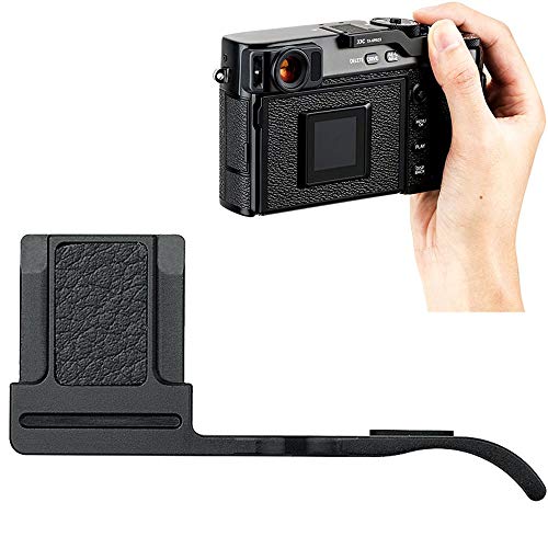 Fujifilm X-Pro3 X-Pro2 X-Pro1 カメラ用のハンドグリップですホットシューに入れて、装着簡単ですホットシューをほこりや水分や汚れなどから保護しますカメラを持っている時、親指の支えてホールド感を高めます取り付けた後、カメラの他の機能の使用には影響しませんサイズ:Fujifilm X-Pro3 X-Pro2 X-Pro1 用 JJC 金属サムグリップは Fujifilm X-Pro3 X-Pro2 X-Pro1 デジタルカメラに特別設計されます。 カメラのホットシューに入れて、装着簡単です。 また、アルミニウム合金製で、ホットシューをほこりや水分や汚れなどから保護します。 さらに、伸びた部分が人間工学に基づいて設計され、カメラを持っている時、親指の支えてホールド感を高めます。 ホットサムグリップを取り付けた後、カメラの他の機能の使用には影響しません。 対応機種 富士フイルムX-Pro3 / X-Pro2 / X-Pro1