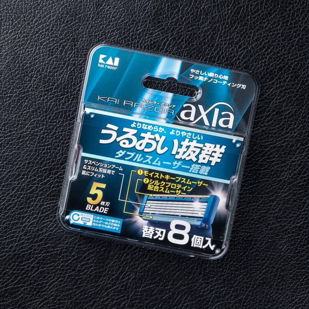 材質刃部:ステンレス刃物鋼、チタンコーティング、スムーザー:水溶性樹脂、吸水性樹脂 樹脂部:ABS、TEP、PP(キャップ)生産国日本抜群の潤いを実現する“シルクプロテイン”と“モイストキープ”のダブルスムーザー搭載の、敏感肌対応カミソリです。 シルクプロテイン:天然の上質なシルク(絹)に含まれるタンパク質のことで、成分が人の肌と似ているため保湿効果に優れます。モイストキープスムーザー:従来のスムーザー(潤滑剤)とは異なり、補水による潤滑性能の上昇が特長です。また、水に溶け出にくいため、潤滑特性を長期間キープします。※この商品はGA0014およびKAI RAZORシリーズのホルダー対応替刃です。