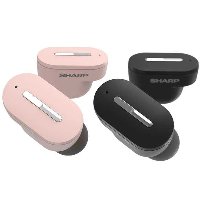 SEARCH WORD：シャープ補聴器 SHARP補聴器 シャープ SHARP 補聴器 メディカルリスニングプラグ Medical Listening Plug 補聴器 ほちょうき ホチョウキ 耳穴式 耳あな式 みみあな式 耳穴タイプ 耳あなタイプ 耳穴型 耳あな型 耳穴補聴器 耳あな補聴器 軽度難聴 中等度難聴 スタイリッシュ おしゃれ 商品概要：メディカルリスニングプラグ。カラーは、ブラック（4974019190099：MH-L1-B）、ナチュラルピンク（4974019318158：MH-L1-P）、です。管理医療機器の認証取得。軽度・中等度難聴者向け耳あな型補聴器です。補聴器の性能をリーズナブルな価格で。メディカルリスニングプラグは、日常生活、ビジネスシーンなど、様々な場面での使用を想定して設計されたツールです。フォーマルかつおしゃれなデザインとフィット感、最長55時間（充電ケース併用時）の電池もちや生活防水機能により、日々の装着に耐える仕様に。腕には時計、顔にはメガネがあるように、耳にも仕事道具を選んでいただきたい。そんな思いで作りました。ストリーミングモード(オーディオ機能)での音楽鑑賞やハンズフリーの通話が可能。自宅にいながら、お客さまの聞こえに合わせてプロがリモートでフィッティング。※リモートフィットサービスは本製品のご購入後90日間、無料で利用できます。無料期間経過後もリモートフィットサービスをご利用になりたい場合は、ケアプラン、もしくはリモートフィットサービス(追加)のお申し込み（有料）が必要です。「ケアプラン（オプション・有料）」の詳細はシャープメディカルリスニングプラグの公式サイトにてご確認下さい。商品仕様：■メーカー：SHARP■JANコード：4974019190099■商品名：デジタル補聴器 メディカルリスニングプラグ 耳穴タイプ 補聴器 ハンズフリー通話可 軽度～中等度難聴 補聴器■型番：MH-L1■カラー、型番など：ブラック（4974019190099：MH-L1-B）、ナチュラルピンク（4974019318158：MH-L1-P）、■適応難聴度：軽度～中等度難聴■重量（約）：5.8g■サイズ（約）：25.0mm（長さ） x 13.6mm（幅） x 24.1mm（高さ）■使用温度範囲：0℃～40℃■充電温度範囲：5℃～35℃■充電ケースサイズ（約）：66mm（幅）x 26mm（奥行）x 38mm（高さ）■充電ケース重量（約）：42g■医療機器認証番号：303AFBZX00058000■製造販売業者：株式会社ニューロシューティカルズ■購入前のご注意事項1：※本製品を初めてご利用いただく際の設定とリモートフィットサービスにはスマートフォンが必要です。フィッティング後、日常の使用では本製品単独で使用することも可能です。※COCORO LISTENINGサービスに加入するには、COCORO LISTENINGアプリを使ってCOCORO MEMBERSにログインする必要があります。新規登録いただくか、すでにCOCORO IDをお持ちの方はご使用になるお客さまのIDでログインしてください。（詳しくはメーカーホームページでご確認下さい）■購入前のご注意事項2：※本製品は軽度・中等度難聴の方向けの聴力を補う機器です。高度・重度難聴の方の聞こえには適応できません。また、聞こえには個人差があります。軽度・中等度難聴の方であっても適応できない場合があります。次に該当する方はご使用できない場合があります。医師に相談してください。・耳の手術を受けたことがある　・最近3か月以内に耳漏があった　・最近2か月以内に聴力が低下した　・最近1か月以内に急に耳鳴りが大きくなった　・外耳道に痛み、またはかゆみがある　・耳あかが多くたまっている　・聴力測定の結果、平均聴力の左右差が25dB以上ある　・聴力測定の結果、500、1000、2000Hzの聴力に　・20dB以上の気骨導差がある■備考：掲載画像はイメージです。画像の色味、色の濃淡、質感などは画像と現物で異なります。予告なくデザインやカラー、商品仕様等が変更となる場合がございます。※商品概要、仕様、サービス内容及び企業情報などは商品発表時点のものです。※最新の情報に関しましては、メーカーサイトをご覧ください。※発売前予約商品についてはメーカーの商品製造数により納期が遅れる場合やご注文キャンセルをお願いする場合がございます。