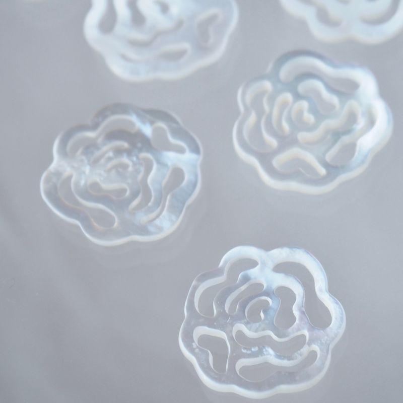 ※厚み約1mm、重さ約0.5g ※天然素材のため同じ形状、色味の物はありません。色の濃淡など表情が異なっているのも魅力のひとつです。写真にてご確認ください。 ※入荷時期によって色・形・大きさが異なる場合がございます。 ※若干の傷やへこみがある場合がございます。 ※模様や色味については当店のお任せになります。 ※モニターの関係や撮影時による光加減で、実物と画像の色合いが異なる場合があります。 ・お手入れについて 貝殻の主成分は炭酸カルシウムです。酸によって溶けて表面が曇るなどの変化があるため、汗（弱酸性）が付着した際は水で優しく手洗いしてください。洗剤を使用する際は中性洗剤をご使用ください。 ひとことメモ 　和名：シロチョウガイ　学名：Pinctada maxima生息地：紀伊半島以南、沖縄、熱帯太平洋、オーストラリア