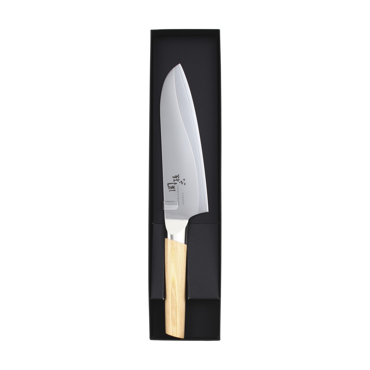 商品名：AE5254 関孫六 10000CL 三徳 165mm 包丁 貝印内容量：1個JANコード：4901601364071発売元、製造元、輸入元又は販売元：貝印原産国：日本商品番号：101-4901601364071商品説明特殊精密接合(ろう付け)の技術を利用し、背側と刃側のコントラストで刃の波紋とハンドルは白合板を採用し流麗なデザイン性を表現。野菜切り・肉切り魚のさばきなど、様々な調理で活躍する日本が生んだ万能包丁です。※右利き・左利き兼用の包丁になります。左利きの方でもご使用いただけます。広告文責：アットライフ株式会社TEL 050-3196-1510 ※商品パッケージは変更の場合あり。メーカー欠品または完売の際、キャンセルをお願いすることがあります。ご了承ください。