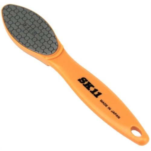 商品名：SK11 両面ダイヤモンドシャープナー 粒度400／1000(1コ入)JANコード：4977292156950発売元、製造元、輸入元又は販売元：藤原産業商品番号：101-4977292156950商品説明：刃物研ぎ・金属・セラミック・ガラスなどの研削研磨用ヤスリです。使い分けのできる便利な両面タイプです。【規格概要】：・粒度：400／1000・すべり止めマット付【注意事項】：・水をかけながら研いでください。広告文責：アットライフ株式会社TEL 050-3196-1510 ※商品パッケージは変更の場合あり。メーカー欠品または完売の際、キャンセルをお願いすることがあります。ご了承ください。