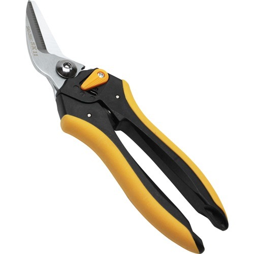 商品名：SK11 万能はさみAD カーブ SAD-200C(1コ入)JANコード：4977292184175発売元、製造元、輸入元又は販売元：藤原産業商品番号：101-4977292184175商品説明：ブリキ・アルミ・プラスチックなどさまざまな素材を強力にカットします。手の大きさや作業に合わせて、グリップの開き幅を2段階に調整できます。セレーション刃が切るものを逃さずスムーズにカットできます。すべりにくいラバー付、作業が楽なバネ付グリップです。切れ味の良いハイカーボンスチール刃に、サビにくいハードクロームメッキを施しています。手やハンドルが邪魔にならないカーブタイプです。【規格概要】：・切断目安：(アルミ板)1.0mm・(銅板)0.5mm・(トタン・ブリキ板)0.5mm・(プラ板)1.2mm・切断目安：(皮革、ゴム板)4.0mm・切断目安(ノッチ部)：アルミ線・銅線・針金2.5mm・刃部硬度：HRC53-55・刃部：ハードクロームメッキ・ラバー付グリップ・刃部：SK-5・グリップ：PP・TPR【注意事項】：・鋭利な刃物です。けがのない様、取り扱いには十分注意して下さい。・横方向にコジないで下さい。刃カケの原因になります。・ピアノ線や鋼材、鋼線など硬く熱処理された素材には使用できません。・非絶縁工具ですので、通電しているものには使用しないで下さい。・刃を閉じて幼児の手の届かない安全な場所に保管して下さい。広告文責：アットライフ株式会社TEL 050-3196-1510 ※商品パッケージは変更の場合あり。メーカー欠品または完売の際、キャンセルをお願いすることがあります。ご了承ください。