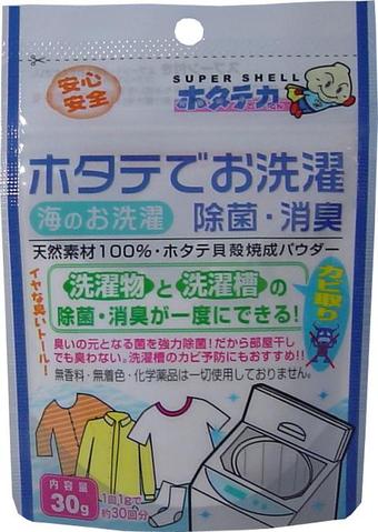 ホタテの力くん 海のお洗濯 洗濯物の除菌・消臭ブランド：ホタテの力くん販売・製造元：日本漢方研究所ホタテの貝殻のみを原料とし、特殊焼成した天然素材の洗濯用 消臭・除菌剤です。気になる生乾きのニオイの元などを強力に除菌。すっきりとした洗い心地が実感できます。洗濯槽の黒カビや鉄サビなどによる黄ばみを防ぎ、清潔な水回り環境を作ります。 使用方法*洗濯洗剤と一緒にご使用ください。*手もみ洗いをする場合、手袋の着用をおすすめします。*浸け置き洗いはしないでください。色落ちする恐れがあります。*付属スプーンやや山盛り一杯：約1g●使い方いろいろ(本品は漂白剤ではありません)1.お洗濯に：水20Lに対し、約1-3gが目安です。水の量によって加減してください。2.野菜や果物の除菌に：水1Lに対し、約1-1.5gを目安に溶液を作り、野菜・果物を浸けるだけ。残留農薬やワックスが溶け出します。3.調理器具や食器の除菌に：水1Lに本品2gを目安に溶液を作り、5-10分浸け置きします。4.お部屋やくつ、トイレなどの消臭に：水1Lに本品1gを目安に溶液を作り、スプレーボトルに入れてスプレーするだけ。*こしてお使いください。 使用上の注意●本来の目的以外には使用しないでください。●本品は食品添加物ですが、食べ物ではありません。●本品の特性上、空気にあたると効果が弱まります。必ず密閉した状態で高温多湿を避けて保存してください。●子供の手の届かないところに保管してください。●万が一、本品が目や喉の粘膜に付着した場合は多量の水で洗い流してください。異常を感じた場合は直ちに医師に相談してください。●混ぜるな危険と表記されている塩素系カビ除菌剤・漂白剤と同時に使用することはおやめください。●浸け置き洗いはしないでください。色落ちする恐れがあります。●乾燥肌や皮膚の弱い方、高温度洗浄される場合は手袋を着用してください。●洗濯乾燥機、溶け切らなかった粉末が衣服に白く付着する場合がありますが、その際は払い落してください。●本品を水に溶かした溶液は繰り返し使用できます。ただし、時間が経つと効果が弱まりますので、早めにご使用ください。●本品を水に溶かした溶液を長時間容器の中に入れたまま放置しないでください。また、使用後の容器はよく洗ってください。●全ての菌を殺菌できるわけではありません。●食品洗浄として使用した場合、水に溶け切らなかった粉末が食品などに白く残る場合があります。水ですすぎ洗いをしてからお召し上がりください。●食品洗浄をした場合、日持ちを良くするため水のすすぎ洗いは食べる直前に行ってください。●本品は性質上、少量の水に対して発熱する場合がありますが、発火はしません。予めご了承ください。 ご注意使用した後は、フタを早めにお閉めください。水にぬれたり、湿気の多い所に長時間置くと固まり、効果がなくなることがあります。 保存方法直射日光、高温多湿を避けて冷暗所に密閉した状態で保管してください。また、お子様の手の届かないところに保管してください。 保存容器について●適している保存容器ステンレス、ガラス、陶器、ホーロー、ポリプロピレン、ポリエチレン製容器●適さない保存容器アルミ、鉄、銅、漆塗り、塩化ビニル製容器 原料：ホタテ貝殻 原料原産国：日本 属性：アルカリ性 日用品／洗濯用品／ニオイ対策／洗濯用 消臭・除菌JANコード： 4984090993281広告文責：アットライフ株式会社TEL 050-3196-1510※商品パッケージは変更の場合あり。メーカー欠品または完売の際、キャンセルをお願いすることがあります。ご了承ください。