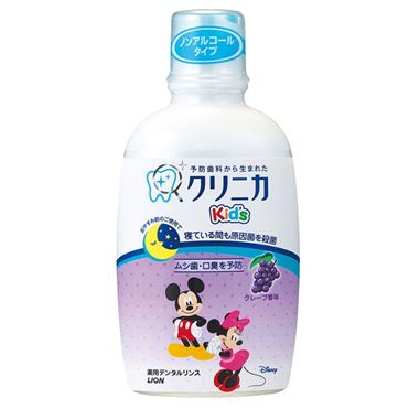 クリニカKid&#39;s デンタルリンス ジューシーグレープ 250mlブランド：クリニカKid's販売・製造元：ライオン虫歯になりやすい就寝中も、お子様の歯をしっかりガードする液体子供用歯磨きです。殺菌成分CPCが原因菌の増殖を長時間抑制し、虫歯の発生と親交を防ぎます。キシリトール配合。 使用方法1.目盛りの5の線(こども用の線)を目安に注いでください。2.お口に含み、そのまま約20秒ほどよくすすいでください。3.すすいだ後、ブラッシングをしてください。●ブラッシング後に水ですすがれても効果を発揮します。*お子様が自分で使用できない場合はご家族が注いであげてください。 ご注意●内服液ではありませんので、お子様が飲み込まないようにご注意ください。●口中に異常があるときは使わないでください。●発疹などの異常が現れたときは使用を中止し、商品を持参し、医師に相談してください。(歯の定期健診を受けましょう。) 成分湿潤剤：グリセリン/香味剤：香料(グレープタイプ)、キシリトール/溶剤：PG/可溶化剤：ポリオキシエチレン硬化ヒマシ油/pH調整剤：クエン酸ナトリウム/保存料：パラベン/薬用成分：塩化セチルピリジニウム 日用品／オーラルケア／歯磨き(ハミガキ)／子供用歯磨きJANコード： 4903301099277CS：24区分：医薬部外品原産国：日本広告文責：アットライフ株式会社TEL 050-3196-1510※商品パッケージは変更の場合あり。メーカー欠品または完売の際、キャンセルをお願いすることがあります。ご了承ください。