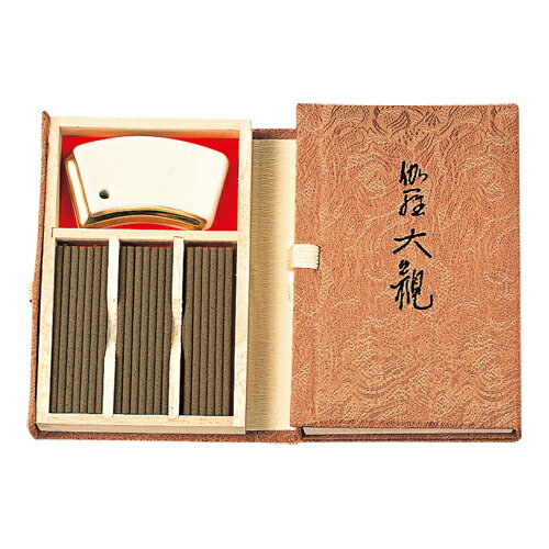 商品詳細上質で辛み・深みのある沈香・伽羅をたっぷり用い、白檀・生薬系香料がさらにその魅力を高めます。香りの王者が誇る幽玄の香り。穏やかにお部屋に香りが漂います。金縁のほどこされた落ち着きのある陶器香立付き。SPEC商品サイズ:高さ108mm...