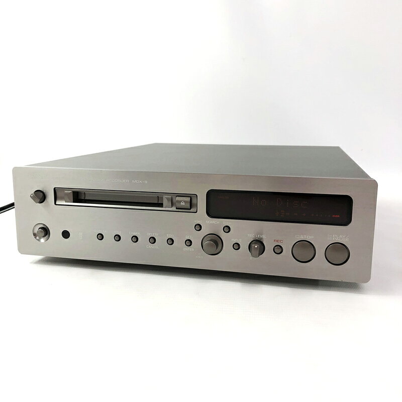 商品状態 現状品。キズや使用感あります。 通電、液晶の表示、スピーカーを接続しての音出し、 MDの挿入取り出し、通常MDの読み込み再生を確認しています。 古い製品の為、ジャンク扱い品となります。 バッテリーの寿命/消耗、 またそれに伴う各種機能不全につきましては、 すべて保証対象外となります。 写真の物・状態が全てです。 ジャンク品の為、返品返金は一切致しません。 【ご購入前に必ずご確認ください（免責事項）】本商品は一切の動作保証・返品保証がない「ジャンク品」となります。記載のない不具合や、お手元に届いた時点で起動しない等のトラブルが発生した場合でも、各種補償制度や、返品・返金・キャンセル等の対象外となります。部品取り、研究用、またはご自身で修理・メンテナンスができる方のみご購入ください。本商品は、店頭と同時販売の為、売り切れの場合がございます。商品の特性上、以下の点につきましてあらかじめ内容をご一読いただき、ご納得の上でご注文をお願いいたします。※バッテリーについてバッテリーは消耗品となります。経年劣化によるバッテリーの寿命・消耗度、およびそれに伴う各種不具合（急な電源落ち、残量表示の急激な減少など）は、すべて中古品における「仕様の範囲内」となります。※過去の修理・部品交換歴について本商品は中古流通品につき、前オーナーによる非正規店での部品交換（互換バッテリーや互換液晶パネルへの交換など）や、分解・修理が行われている可能性がございます。当店では過去のすべての履歴を把握することはできかねます。そのため、将来的にメーカー公式サポートの修理が受けられない場合がございます。これら「過去の修理歴・部品交換に起因する機能制限や表示」につきましても、商品の性質・仕様の範囲内となります。※中古品の性質上、商品画像に写りきらない微細な傷、イタミ、汚れ、変色がある場合がございます。※写真に写っているものが、お届けする商品・状態・付属品のすべてとなります。◆店舗保証について上記「免責事項」に記載されている症状（バッテリーの劣化・寿命、過去の修理歴や非正規部品に起因する不具合、外観の微細な傷など）につきましては、初期不良の保証対象外となります。あらかじめご了承ください。 こちらの商品は、店頭と同時販売の為、 売り切れの場合がございます。 商品画像に写らないイタミ、キズ、 汚れがある場合がございますので、 気になる方はご遠慮下さい。 商品情報 【品番】 MDX-9 【商品名】 コンパクトMDレコーダー 【製造番号】 E047328QS 【付属品】 本体のみ お買い上げされた商品の初期不良に 伴って発生した各種損害につきましては、 一切の責任を当社は負いかねます。 上記内容をあらかじめご了承ください。 ※当店では電池・電池残量の有無等の 保証は一切しておりません。 予めご了承下さい。 ※商品画像は照明・モニターの特性により、 色/素材感が実物と若干異なる場合がございます。