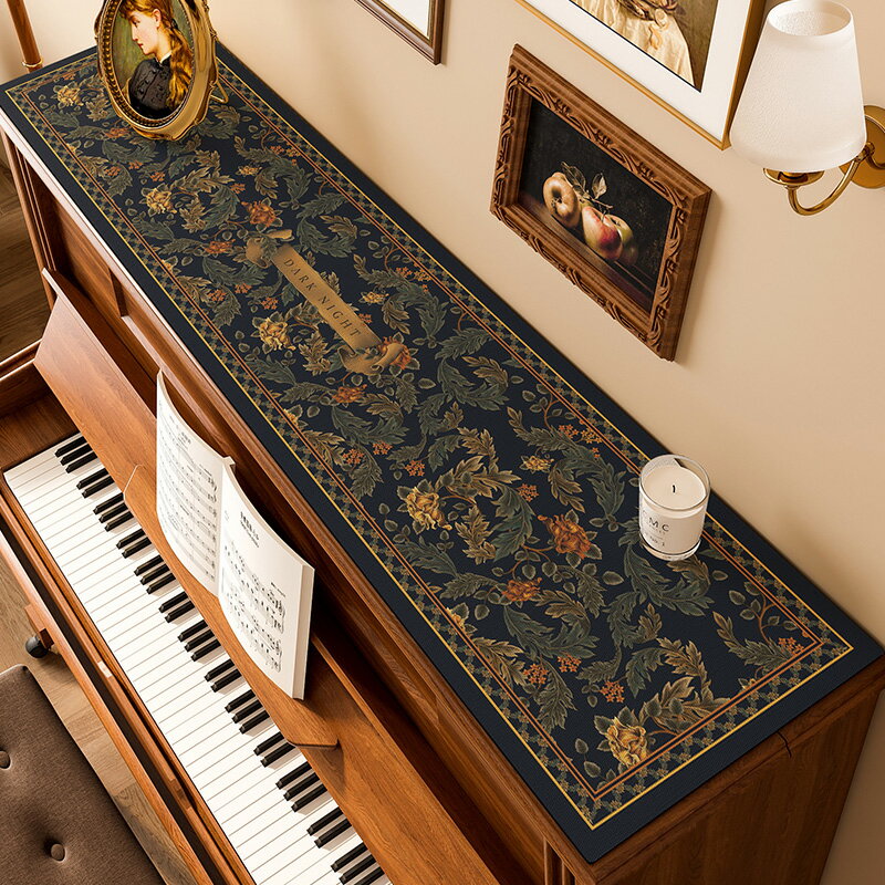 ♪【デザイン】：ピアノは湿気に弱い楽器なので、カバーには通気性のいい素材を選ぶことが大切です。このピアノカバーはピアノ天板をカバーしますので湿気ご心配しないでください。 ♪【エレガント】：このピアノカバーを掛けて、部屋はすぐに明るくなります〜家ももっと雰囲気が溢れています〜　上品で優雅な空間を演出するピアノカバー！ ♪【オススメ用途】：電子ピアノカバー・キーボードカバー・アップライトピアノのトップカバーとしてご使用いただけます。ローボードや下駄箱など長めの家具のカバーリングにもご使用いただけます。 ♪【お手入れ簡単】手洗い、丸洗いもOKです！低温でアイロンがかけられます。陰干しをしてください。漂白は避け、直射日光に当てず、乾燥機は使用しないでください。