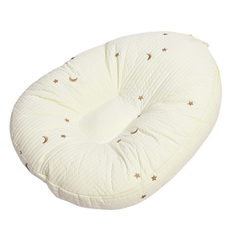 【授乳タイムをラクチンに】1日に何回もある授乳タイム。ずっと抱っこして飲ませていると、抱えているお母さんの腕も大変???。そこで便利なのが、この授乳クッション。 【リバーシブルデザイン】授乳クッションは、表面のミンキードットは熱加工で粒状になり、母親の手のような温かみと安心感を与えます。多層の感触体験を提供し、マッサージ効果があり、柔らかくふわふわした肌触りが特徴です。イライラや不安感を軽減し、睡眠品質を向上させます。 【マルチに使えて便利】授乳クッション以外にも、リラックスタイムに、真ん中に被保護者を座らせて「おすわりクッション」、読書タイムの肘置きに！さらに、背当てクッションにも使える便利なクッションです！また「足枕」や「腰クッション」としても大活躍。