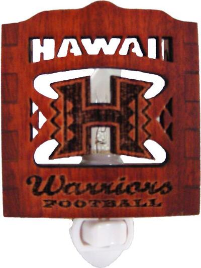 ☆商品説明☆ ハワイ直輸入!! ハワイアンに人気のウッドナイトランプです。 ベッドサイドや玄関などにちょっと飾ると雰囲気があり とても可愛い小さめのナイトランプです。 ハワイ大学のシンボルマーク柄の木製ナイトライト！ オン・オフスイッチ付きなので安全で、なおかつオシャレな雰囲気を与えてくれます☆ 【サイズ】9x9x5cm 【付属電球】7ワット 、口径12mm 素材：天然木、電球他 天然木を使用した商品の為、節目が出たり、木目にバラつきがあります。 予めご了承下さいませ。 直輸入品の為、パッケージによれや汚れ、傷が有る場合もございます。 また海外商品の特性上、仕上げの粗い部分もございますが、 予めご了承下さいませ ※色、素材感につきましては 　お客様のお使いのモニターにより 　多少、見え方がことなります。 　ご了承くださいませ。