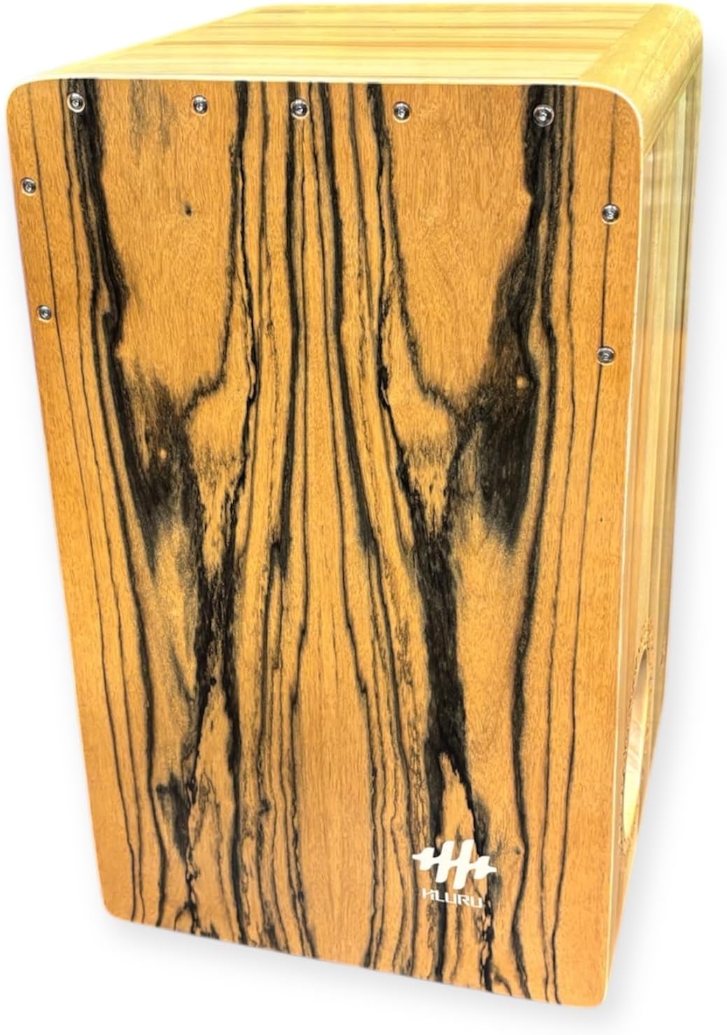 商品情報説明HLURUのカホンは、美しい天然木製の打楽器で、独特のストライプ模様が特徴的です。伝統的なペルー発祥の打楽器を現代的にアレンジし、プロフェッショナルな演奏から気軽な音楽セッションまで幅広く活用できます。側面には装飾的なデザインが施されたサウンドホールがあり、豊かな共鳴と深い低音を生み出します。木目の美しさと職人技が融合した本体は、楽器としての機能性だけでなく、インテリアとしても魅力的です。座って演奏しやすい高さと、持ち運びに便利なサイズ設計で、様々な演奏シーンに対応。スネアワイヤーを内蔵し、クリアで力強い音色を実現しています。パーカッションアンサンブルやアコースティックセッションで、リズムの要となる存在感のある楽器です。2つのサウンドをマルチにプレーするプレーヤーに最適です。サイズ30 x 29 x 48 cmHLURU WT49CN-BW カホン ドラム ドラマー パーカッション パーカッショニスト 打楽器 drum drummer percussion cajon 木材 wood アコースティック acoustic 音楽 楽器 機材 music 独特のストライプ模様が特徴的でコスパの良い1品！ 1