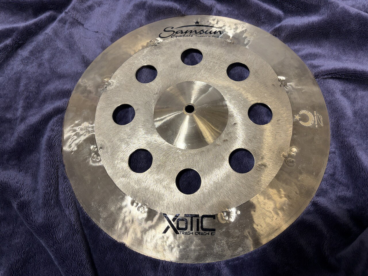 商品情報サイズ15"重さ820gSamsun Cymbal Japan X-otic Trash Crash 15" シンバル トルコ産 クラッシュ 穴あき シンバル 楽器 パーツ 打楽器 楽器パーツ パーカッション ブランド ドラム ドラマー drum トルコ産Samsun Cymbalの穴あきクラッシュシンバルです！ 1