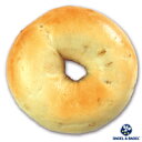 ＜＜ ITEM INFORMATION ＞＞ 名称 ベーグル・アンド・ベーグル［BAGEL&BAGEL］もち麦ベーグル×1個 商品詳細 話題沸騰のスーパーフード「もち麦」をベーグル生地に練りこみました。もち麦のうま味やモチ感を引き出した、美味しいかつヘルシーなベーグルです。 原材料名 小麦粉（国内製造）、大麦加工品（大麦）、砂糖、食塩、粉末状小麦たん白、醸造調味料、パン酵母、小麦粉調製品（小麦粉、大豆油）／グリセリン、酢酸Na、糊料（グァーガム）、イーストフード、乳化剤、ビタミンC、（一部に小麦・乳成分・大豆を含む） 特定原材料等 小麦 乳成分 大豆 成分表示（1製品あたり） エネルギー：196kcal たんぱく質：6.6g 脂質：0.9g 炭水化物：40.3g 食塩相当量：0.9g 内容量 約90g ※焼成によって水分が蒸発し、数値が前後する場合がございます。予めご了承ください。 賞味期限 賞味期限：製造日より冷凍30日 解凍後はお早めにお召し上がり下さい。 保存方法 -18℃以下（冷凍庫）で保存してください。 解凍方法（お召し上がり方） 室温に出し、しっかり自然解凍してお召し上がりください。 解凍後、横にスライスしてトースターでカリっとするまで焼いていただくと、より一層美味しくお召し上がりになれます。 【お急ぎの方】凍ったままのベーグルをさっと水にくぐらせ、電子レンジで約30〜60秒*ほど加熱してからお召し上がり下さい。※電子レンジによりワット数が異なるので調節して下さい。 配送方法 クール冷凍便のみのお届けとなります。 同梱包 冷凍配送の商品と同梱が可能です。 製造者 株式会社栄喜堂 埼玉県入間郡三芳町北永井265-1 販売者 阪神酒販株式会社 兵庫県神戸市兵庫区吉田町2-13-6 備考 ※同一商品は30個まで一配送でお届け可能です。 ※一部地域は別途送料が必要となります。離島への配送については別途お問い合わせください。 ※写真はイメージです。実際にお届けの商品は形状やパッケージが異なる場合があります。 ※こちらの商品は1個単位での販売です。話題沸騰のスーパーフード「もち麦」をベーグル生地に練りこみました。もち麦のうま味やモチ感を引き出した、美味しいかつヘルシーなベーグルです。 【オススメの食べ方】 ・レンジで解凍しただけで、ふんわりもちもち食感、ほのあまい味わいに。 ・トーストすればもち麦の香ばしさがさらにUP！ ・スライスしてトーストし、お好みの野菜＋甘辛く炊いた牛肉などを乗せても♪