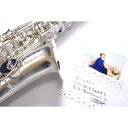 Alto Saxophone "Authentic"※サテン仕上げのため画像とは多少色味が異なる場合がございます。（エイジングのため） 実際の本体画像をお送りすることも可能ですのでお気軽にお問い合わせくださいませ。 一人一台スマートフォンを持ち、電子決済で買い物ができる様になった現代。 そんな中でもモノクロームのスクリーンの中でローマの街を闊歩するオードリー・ヘップバーンに憧れる私たちは誰しも「古き良きものを愛する心」をどこかしらに持っているのかもしれません。 「正真正銘。正統派。信頼できる様。」 それを表す言葉が“Authentic＿オーセンティック”です。 開進堂楽器のプライベートブランド「ROOTE8」のサクソフォンシリーズのフラッグシップモデルとしてデビューしたAuthentic。 ネックのオクターブキイやキイガード、サイドキイにヴィンテージの名機たちを彷彿とさせるデザインを採用。それでいて現代のサックスと同様の操作性も併せ持たせている過去と現在のハイブリットモデルです。 そんなAuthenticが次のステージへと歩を進めました。 ジャズやPOPSなどのジャンルでサックスをされている方の多くは音色に、色気、妖艶さ、枯れ感、渋さ求めることが多い傾向にあります。 中にはなかなか色気のあるサウンドが出なくて悩まれている方もおられるかもしれません。 このAuthenticの一番の武器は、『ほんのりハスキーな色気あるサウンド』です。 「きれい」の一言で終わらせない色彩感豊かなサウンドのひみつをご紹介いたします。 ＿＿サンドブラストからハンドブラッシュへ 第一世代のAuthenticでは管体の表面に砂を吹き付け表面をサテン仕上げにするサンドブラスト加工を採用しておりましたが今回の第二世代では職人の手によるブラッシングを行い非常に趣のあるサテン仕上げを実現しました。 第一世代の開発当初から「歌うようにいつまでも吹いていたいサクソフォン」をイメージして設計していたこともあり、サウンドの特徴としてはハスキー＆マイルド。そしてこの特徴を実現可能にしたのが銀メッキのサテン仕上げです。 サテン仕上げにすることによって管体の表面積が増え、楽器から発せられる音の振動がより多くなります。すると倍音が豊かでヴェルベットの様な柔らかい響きになります。しかしすべてをサテン加工すると求めていた音の輪郭がぼやけてしまいます。 そのためキイはあえてサテン仕上げにせずにツルッとしたシルバープレート仕上げを採用しています。そうすることによってハスキーさと輪郭のあるエッヂ感のバランスの取れたサウンドに仕上がるのです。 女性のJAZZシンガーの歌声を彷彿とさせる様な味のある響きが楽しめます。 ＿＿ディティールへのこだわり 街中を走る古いクラシカルな車を見かけると味があって素敵だと感じる方がいまの世の中多くいるように感じます。 古き良き時代に思いを馳せる一つの美学のように感じます。 この美学をサックスに落とし込んだのがこのAuthenticです。 ネックオクターブキイやキイガードのディティールデザインについて1940年台以前のサックスのデザインを模倣。 音色の追求だけでなく小洒落たエッセンスも取り入れています。 練習のたびに、ステージに立った時に気分を気分を上げてくれたり、聴衆を引きつけてくれる素敵なポイントです。 _____管体の軽量化 第一世代ではストラップを取り付けるリングにファゴットのバランサーの様な3連リングを採用しておりましたが、第2世代ではシンプルなシングルリングを採用。管体の溶接面積とリングの分の軽量化を支えています。 シルバープレートで重くなった管体の重量バランスを整えヴィンテージ楽器の様なスコンッ！とツボに当たる吹奏感を実現しています。 _____職人の手仕事による精密なトーンホール トーンホールは楽器本体に開けられている穴のことです。 サックスはこれをキイパッドで塞いだり開けたりして音を変えていきます。 このとき如何にトーンホールからの息漏れを少なくするか？ というのがトーンホール加工の課題であり職人の腕の見せ所なのです。 市場の安価な楽器では人件費を削減するためにトーンホールの精度を追及することは倦厭されます。 しかし私達はこのトーンホールの精度を高めビギナー向けの楽器でありながらも表情豊かな音楽表現を可能にするサックスの製作に成功したのです。 これでニュアンスのつけ易さ、特に小音量での演奏、吹き込んだ際の抵抗感が圧倒的に向上したのです。 _____秘密のサーモ・シーズニング 出来たばっかりの楽器と10年使った楽器。 同じ楽器であっても吹奏感はまるで違います。 その違いは「素材の変化」にあります。 サックスの多くは真鍮という金属を曲げたり穴を開けたりなど「加工」してできております。その加工を施す際に金属にストレスがかかってしまいます。曲げ加工を行った際には金属が元の形に戻ろうとする応力が発生したり加工硬化生じます。するとその応力や加工効果が生じている場所では音の振動の伝わり方にばらつきがあったりして吹きごこちがスッキリしません。 企業秘密につき多くは語れませんがこのサーモ・シーズニングを行った楽器に関しては長年使用した楽器の様なクイックでレスポンスの良い楽器に仕上がります。 ルックスだけでなくプレイヤー目線でのディティールへのこだわりがふんだんに詰まっているこの“Authentic”。 あなたのことを満足させるに違いないと確信しています。 古き良きものに敬意を払い、愛し、尊ぶ。 そんなあなたに使って欲しいJAZZモデルです。 いつもどこでも吹いていたいサクソフォンには私たちの思いが込められています。グリーン レイ サクソフォーン カルテットの三田千晶氏に名付けていただいた、ROOTE8のアルトサックスの製作50本を記念した生産本数3本の限定モデル。 ROOTE8サックスのフラッグシップモデルであるAuthenticをベースに、サテンシルバーフィニッシュの上からシルバープレートを重ねがけ。 ベルのインナーはサテンシルバーフィニッシュを磨いて鏡面にし、シルバープレートコーティングを施した限定モデルだけの贅沢なROOTE8サックスです。 今までのROOTE8にない、ずっしりとした吹奏感とツルりとしたなめらかなサウンドは貴方をやみつきにさせることでしょう。 こちらの個体は、2023年10月にブラステック主催で開催されたGreenRaySaxophoneQuartet (グリーン レイ サクソフォーン カルテット)の北陸ツアーでアルトサックスを演奏されている三田千晶氏が実際に使用されていた個体になります。 三田千晶氏による吹き慣らしもされている特別な1本です。 ◇スペック表 コンディション：S=NEW 調子（Key）：E♭ ネック　材質/仕上げ：イエローブラス/シルバープレート/サテン仕上げ 管体　材質/仕上げ：イエローブラス/サテンシルバープレート+シルバープレート キイ　材質/仕上げ：イエローブラス/シルバープレート インナーベル：シルバープレート トーンホール：ストレート メカニズムオプション：HIGH F#付き バネ　材質：鋼材バネ ブースター　材質：プラスチックレゾネーター 付属品：ケース、オットーリンク社マウスピース＆リガチャー、ストラップ、クリーニングスワブ、クリーニングペーパー、クロス、コメント書