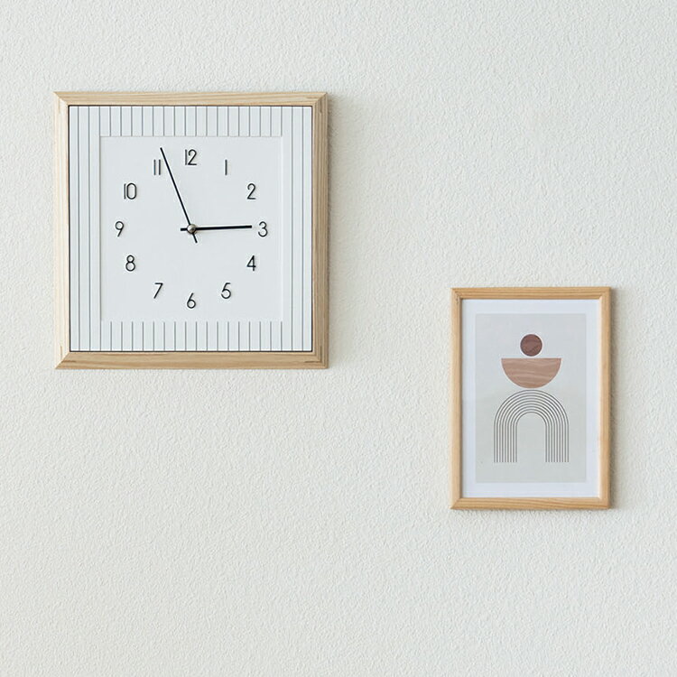 DETAILS・商品詳細 フレーム、ストライプ、中央の凹みと四角を基調としたシンプルながら深みのあるデザインの掛け時計。 スクエアを組み合わせることで立体感と陰影が生まれ、視覚的に奥行きのある印象を与えます。 柔らかくナチュラルなイメージの...