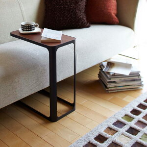 コンパクトサイズが嬉しい、ソファと馴染むシンプルシックなサイドテーブルのおすすめは？