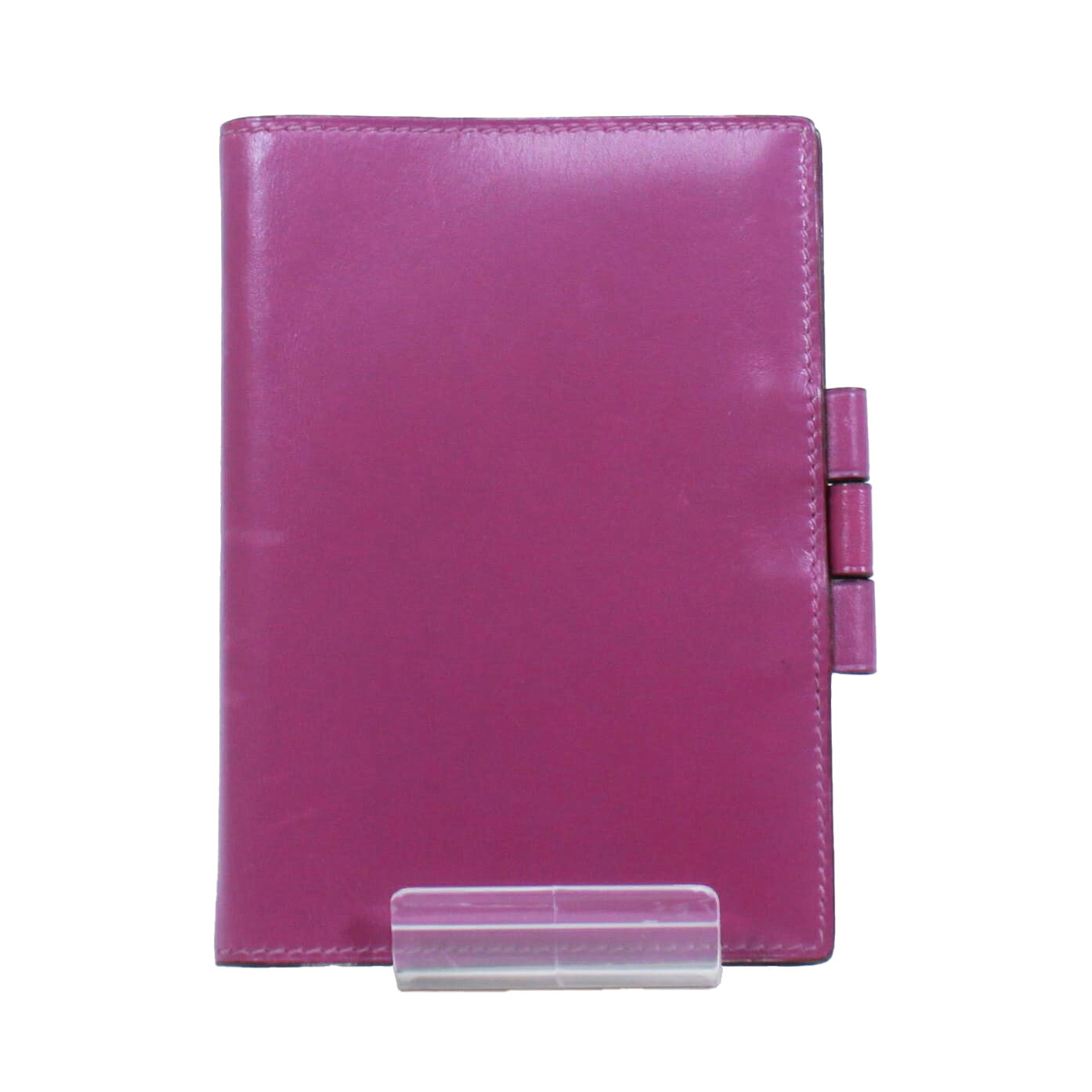 管理番号JJS06591 ブランドHERMES/エルメス アイテム手帳カバー 対象ユニセックス カラー パープル モデルアジェンダGM 生産年2005年 刻印□I 素材レザー サイズ 約W9.5cm x 約H13cm 付属品 なし 状態 外側：少し汚れあり 内側：汚れなし ※実物に近いお色になるよう撮影しておりますが、商品によって多少異なる場合もございます。中古商品となりますので、商品状態につきましては掲載画像をご確認くださいますようお願い致します。 ご不明な点やご質問などございましたら、お気軽にお問い合わせください。 ※他サイトや店舗でも販売しておりますため、在庫状況によってはご注文のタイミングにより品切れとなる場合がございます。あらかじめご了承ください。