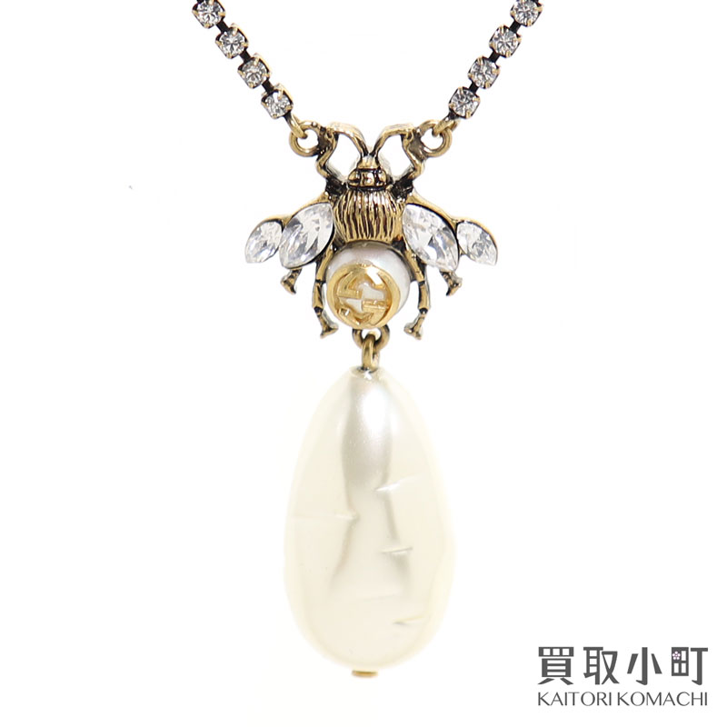 【未使用品】グッチ【GUCCI】パール付き ビー ネックレス エイジング ゴールドフィニッシュ ガラスパール ドロップ チャーム ラインストーン付き ハチ 蜂 ファッションジュエリー アクセサリー 629981 J1D51 8516 Bee Necklace With Pearl【Sランク】【新品同様】のサムネイル