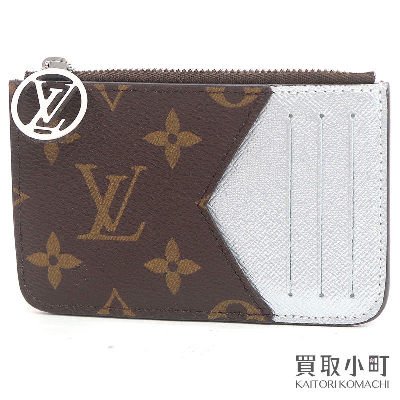 商品名 カードケース ポルト カルト・ロミーRomy Card Holder 型番 M26655 カラー モノグラムエベヌ、シルバー、シルバー金具 素材 モノグラム・キャンバス、レザー サイズ （約）W12×H8cm 仕様 フランス製ファスナーポケット×1、カードケース×3、ポケット×1 付属品 本体のみ 製造番号 ー（RFID入り） 比較対照価格 - 状態 外側：SAランク 内側：SAランク 総合：SAランク金具に小傷など軽微な瑕疵はございますが、ほとんどご使用されている印象のない新品同様品です。 コメント メタリックなシルバーカラーが目を惹く「ポルト カルト・ロミー」。モノグラムデザインと機能性を兼ね備えたスタイリッシュなカードケースです。ルイヴィトン【LOUIS VUITTON】ポルトカルトロミーカードケース