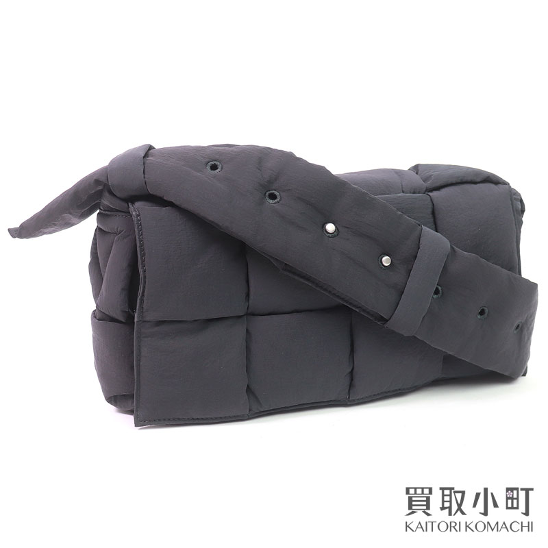 【美品】ボッテガヴェネタ【BOTTEGA VENETA】パデッド テック カセット ショルダーバッグ ブラック マキシイントレチャート ナイロン クロスボディ ショルダーバッグ 斜め掛け 749878 VBO81 8803 BV PADDED TECH CASSETTE SHOULDER BAG【Aランク】【中古】