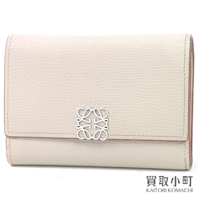 商品名 アナグラム バーティカル ウォレット スモール（ペブルグレインカーフ）Anagram small vertical wallet in pebble grained calfskin 型番 C821S33X12 カラー サンド 素材 ペブルグレインカーフ サイズ （約）W11.8×H8.2×D3cm(ブランド公式サイト参照) 仕様 スペイン製コインケース×1、札入れ×1、カードポケット×6、ポケット×1 付属品 箱、保存袋、冊子 製造番号 - 比較対照価格 93,500円（ブランド公式サイト掲載価格） 状態 外側：Aランク金具に軽微な小傷はございますが、あまりご使用されている印象のない良好な状態です。 内側：Aランクコインケース内にご使用跡がございますが、概ね良好な状態です。 総合：Aランク コメント 上質なペブルグレインカーフを使用した、ロエベの人気アナグラム バーティカル ウォレット スモール。コンパクトながら優れた収納力を備えた三つ折り財布です。ロエベ【LOEWE】アナグラム バーティカル ウォレット