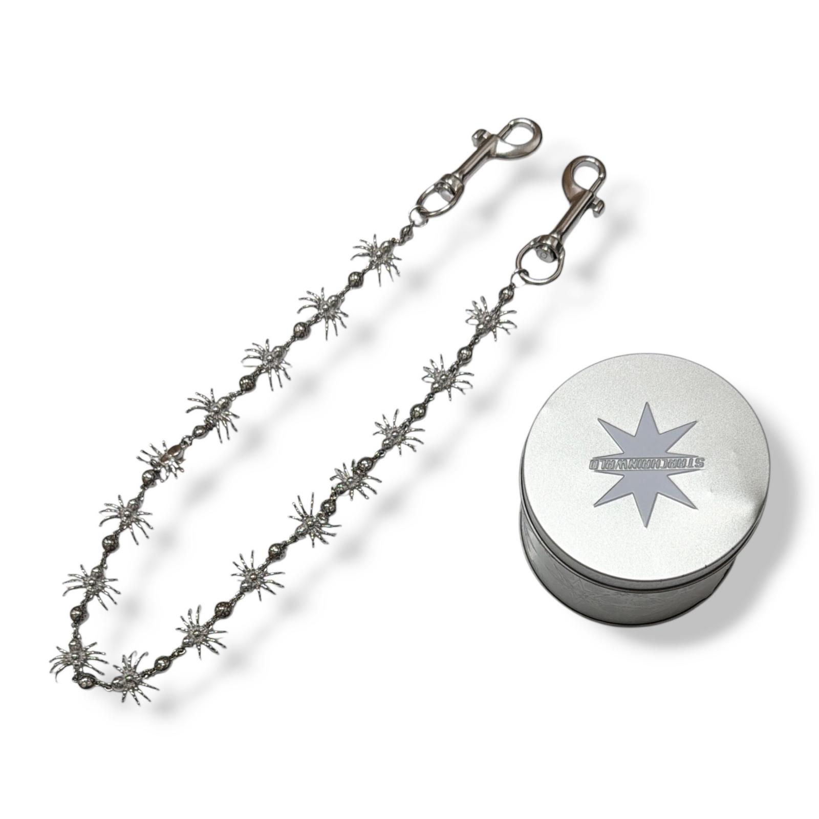 ブランド StarChain World・スターチェーンワールド 商品名 SPIDER WALLET CHAIN 特徴 職人の手作業によって作られたステンレススチール製ウォレットチェーン。 高品質なCZストーンも職人によって手作業で埋め込まれております。 バイカー チェーンやウォレットチェーン、ベルト、またはショルダー ストラップとして着用可能。 両端にはロブスタークラスプ留め。 カラー シルバー 表記サイズ F 実寸 全長：約70cm 素材 ステンレススチール% 付属品 箱 状態ランク A 商品状態 特筆すべき傷や汚れが無い良好な状態の中古品です。 管理番号 21130M 取扱店舗 MOTTO大須店 TEL:052-253-5394 ※取り扱い店舗は変動がございます。事前にお問い合わせください。StarChain World スターチェーンワールド SPIDER WALLET CHAIN 状態A スパイダーウォレットチェーン サイズF シルバー メンズ （21130M）【中古】 StarChain World・スターチェーンワールド 商品詳細 商品の状態:A（比較的綺麗な商品） 商品の状態とは? SS S S A B C D E ブランド StarChain World・スターチェーンワールド 商品名 SPIDER WALLET CHAIN 特徴 職人の手作業によって作られたステンレススチール製ウォレットチェーン。 高品質なCZストーンも職人によって手作業で埋め込まれております。 バイカー チェーンやウォレットチェーン、ベルト、またはショルダー ストラップとして着用可能。 両端にはロブスタークラスプ留め。 カラー シルバー 表記サイズ F 実寸 全長：約70cm 素材 ステンレススチール% 付属品 箱 状態ランク A 商品状態 特筆すべき傷や汚れが無い良好な状態の中古品です。 管理番号 21130M 取扱店舗 MOTTO大須店 TEL:052-253-5394※取り扱い店舗は変動がございます。事前にお問い合わせください。 注意事項 ※掲載商品は実店舗等で同時販売しており、欠品になる場合がございます。 恐れ入りますがその際はキャンセルとなりますため、予めご了承くださいませ。 ※原則、お客様都合でのキャンセル・返品はお受けできません。 ≪返品について詳しくはこちらをご覧くださいませ。≫ ご利用の際はショッピングガイドを必ずご一読の上、ご購入へお進みくださいませ。