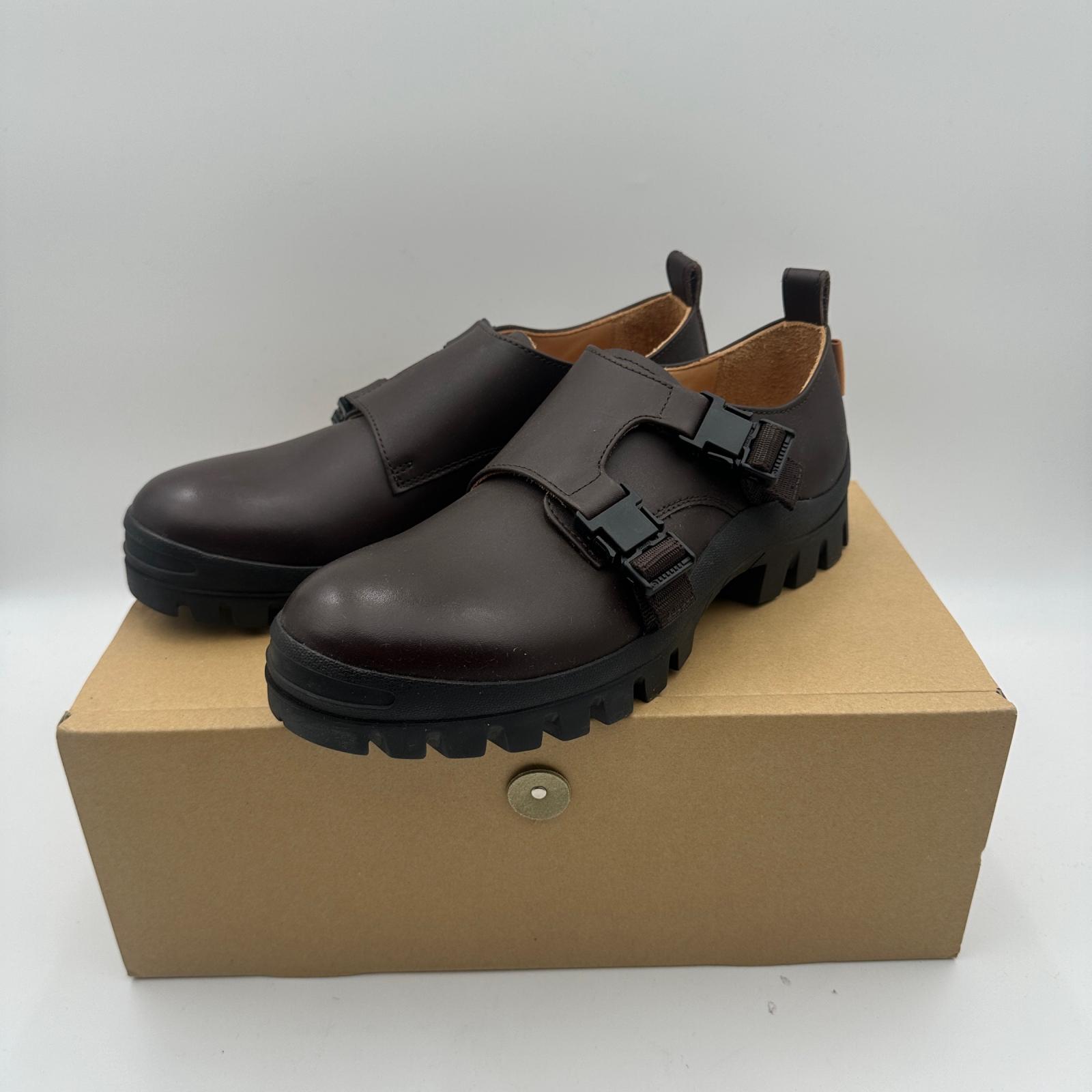 ブランド Hender Scheme・エンダースキーマ 商品名 double monk 型番 ur-rs-dbm 特徴 ・クラシックなダブルモンクシューズのバックルをカジュアルなプラバックルに変更した一足 ・バックルがワンタッチで開閉可能になっており、ダブルモンク特有の着脱のしづらさを克服している ・ビブラム社製のソールをアッセンブルしており、レザーシューズのバランスをできる限りキープしつつ、コンフォートな歩行を実現している 参考上代 68200円 カラー ブラウン 表記サイズ 6 実寸 JP靴サイズ：26.5cm、US靴サイズ：8.5、高さ：約12cm、アウトソール：約29.5cm、ワイズ：約10cm、ヒール高：約2.5cm 素材 本革% 日本製 付属品 箱 状態ランク SS 商品状態 未使用品　 管理番号 23002M 取扱店舗 モットスニーカー TEL:052-228-3051 ※取り扱い店舗は変動がございます。事前にお問い合わせください。未使用 Hender Scheme・エンダースキーマ double monk 状態SS ダブルモンク レザー シューズ ur-rs-dbm サイズ6 26.5cm ブラウン メンズ （23002M）【中古】 Hender Scheme・エンダースキーマ 商品詳細 商品の状態:SS（新古品・未使用品） 商品の状態とは? SS S S A B C D E ブランド Hender Scheme・エンダースキーマ 商品名 double monk 型番 ur-rs-dbm 特徴 ・クラシックなダブルモンクシューズのバックルをカジュアルなプラバックルに変更した一足 ・バックルがワンタッチで開閉可能になっており、ダブルモンク特有の着脱のしづらさを克服している ・ビブラム社製のソールをアッセンブルしており、レザーシューズのバランスをできる限りキープしつつ、コンフォートな歩行を実現している 参考上代 68200円 カラー ブラウン 表記サイズ 6 実寸 JP靴サイズ：26.5cm、US靴サイズ：8.5 、高さ：約12cm 、アウトソール：約29.5cm 、ワイズ：約10cm 、ヒール高：約2.5cm 素材 本革% 日本製 付属品 箱 状態ランク SS 商品状態 未使用品　 管理番号 23002M 取扱店舗 モットスニーカー TEL:052-228-3051※取り扱い店舗は変動がございます。事前にお問い合わせください。 注意事項 ※掲載商品は実店舗等で同時販売しており、欠品になる場合がございます。 恐れ入りますがその際はキャンセルとなりますため、予めご了承くださいませ。 ※原則、お客様都合でのキャンセル・返品はお受けできません。 ≪返品について詳しくはこちらをご覧くださいませ。≫ ご利用の際はショッピングガイドを必ずご一読の上、ご購入へお進みくださいませ。